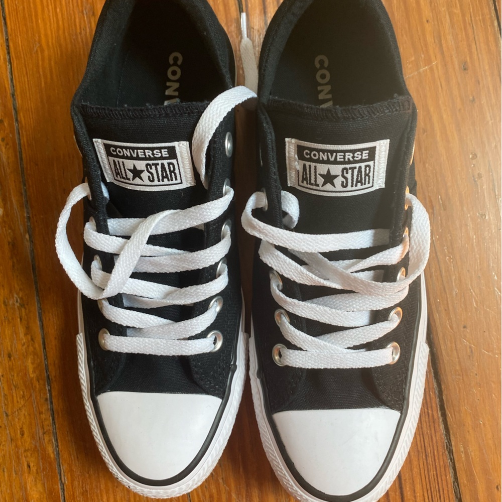 Converse Women’s 8.5 Low Top